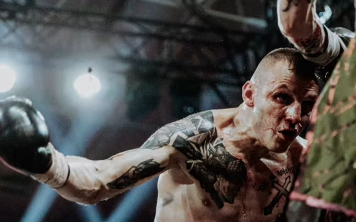 Mocno wytatuowany bokser z wyszarpaną twarzą, sportowe potyczki.