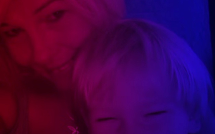 Portret matki z dzieckiem w kolorowym świetle.