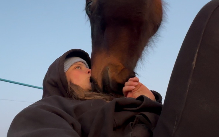 Kobieta i koń, chwila bliskości i zaufania.