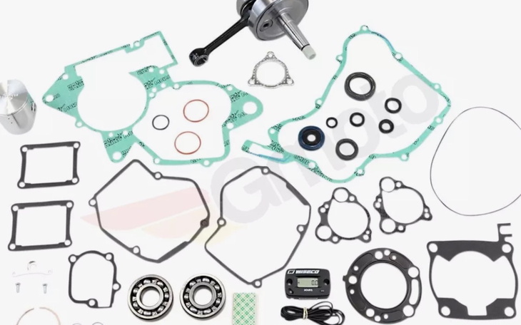 Zestaw części silnikowych, w tym uszczelki i łożyska.