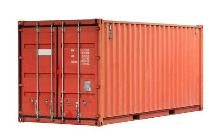 Mały kotek leżący na poduszce, z wyrazem zmęczenia.