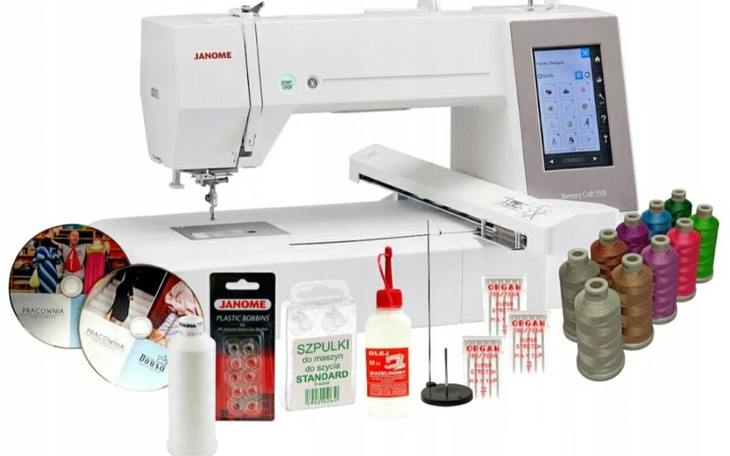 Maszyna do szycia z akcesoriami i niciami.