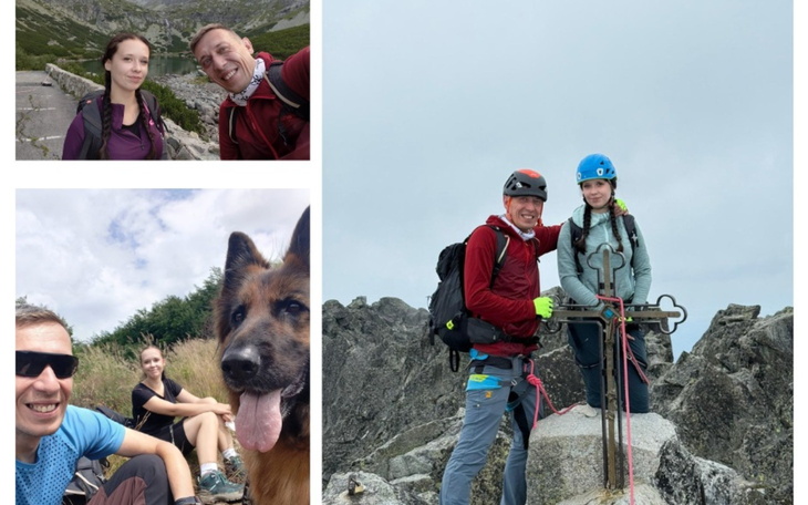 Grupa osób na szczycie góry z psem.