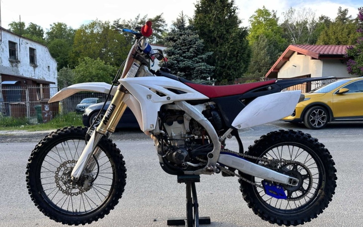 Motocykl terenowy na stojaku, gotowy do jazdy po trudnym terenie.