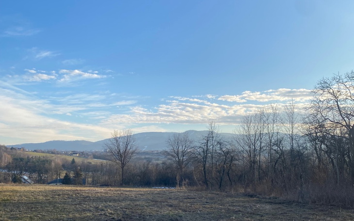 Widok na góry i niebo z chmurami w tle.
