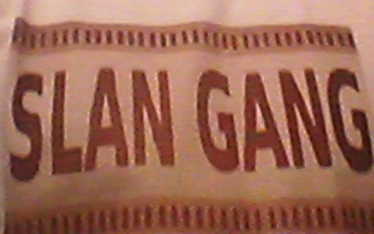 Koszulka z napisem 'SLAN GANG'.