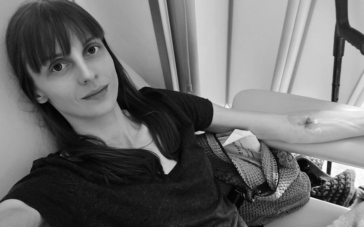 Kobieta w trakcie leczenia, z wenflonem w ręce.