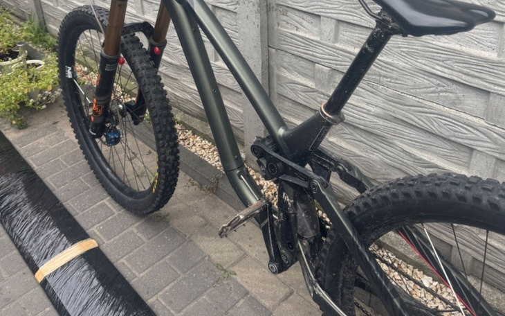 Rower górski zaparkowany przy ścianie.