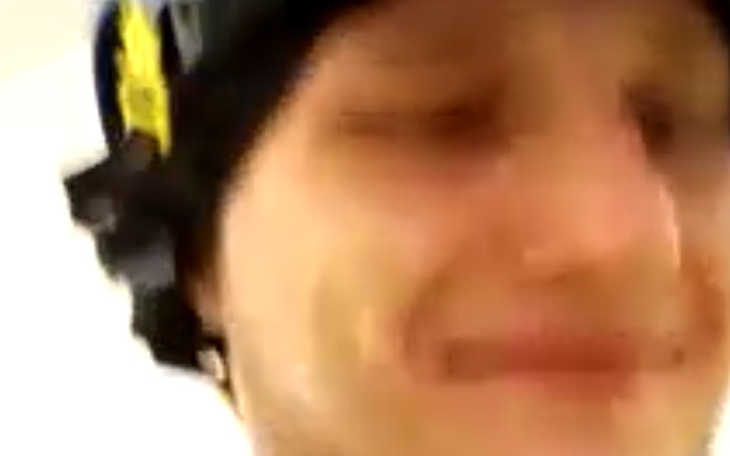 Rozmyty portret młodego mężczyzny w czapce.