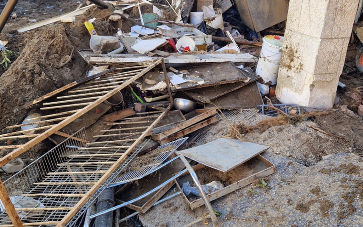 Zniszczony teren z dużą ilością śmieci.