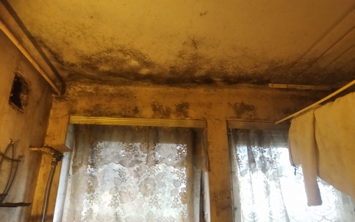 Zabrudzone ściany w starym pomieszczeniu.