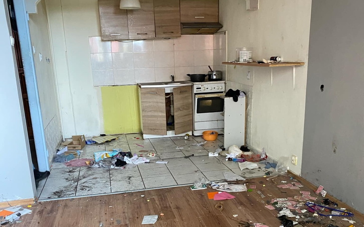 Zniszczona kuchnia, z bałaganem i brudnymi naczyniami.