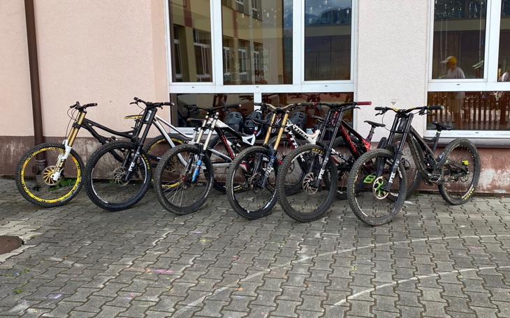 Różne rowery górskie ustawione obok siebie na chodniku.