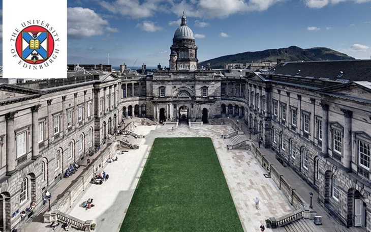 Widok na dziedziniec Uniwersytetu w Edynburgu z zielonym trawnikiem.