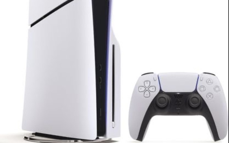 Konsola PlayStation 5 z kontrolerem na białym tle.