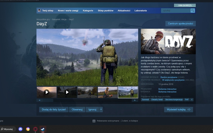 Ekran gry komputerowej DayZ, przedstawiający postać w terenie.