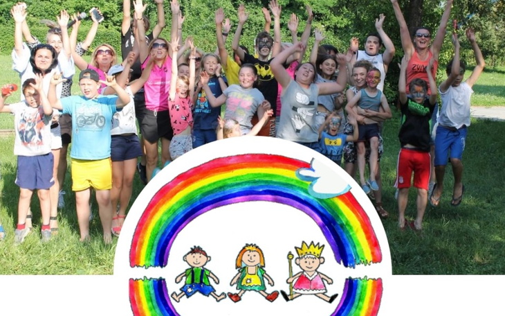 Grupa dzieci bawiących się na świeżym powietrzu.