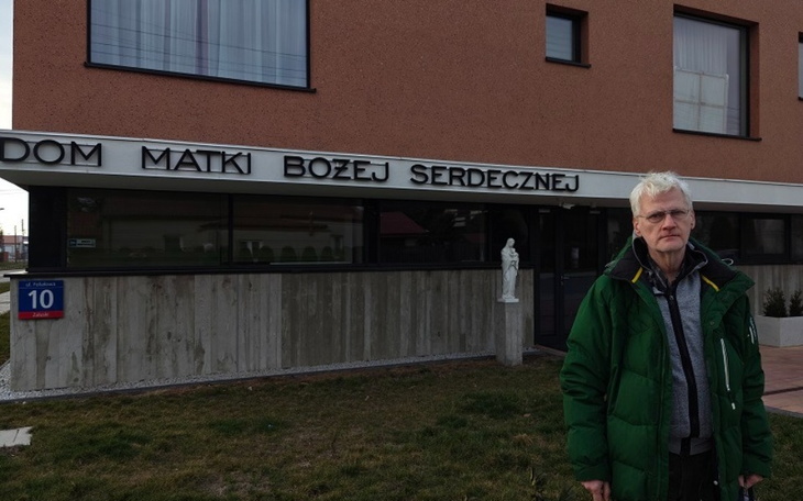 Mężczyzna przed budynkiem Domu Matki Bożej Serdecznej.