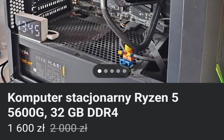 Komputer stacjonarny z podzespołami i figurką Lego.