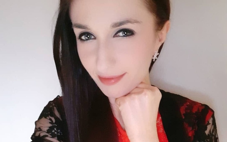 Mężczyzna w okularach, z bliska, w łazience.