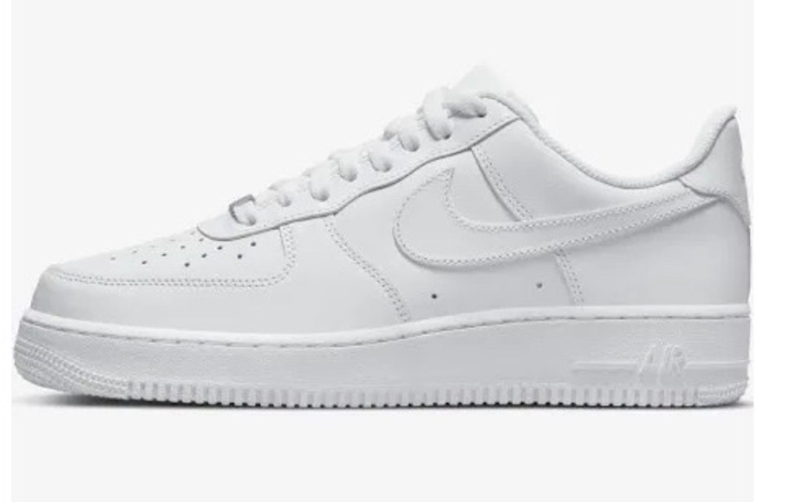 Białe buty sportowe Nike Air Force 1.