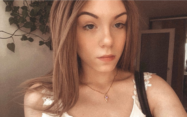 Młoda kobieta z długimi włosami, patrząca w obiektyw.