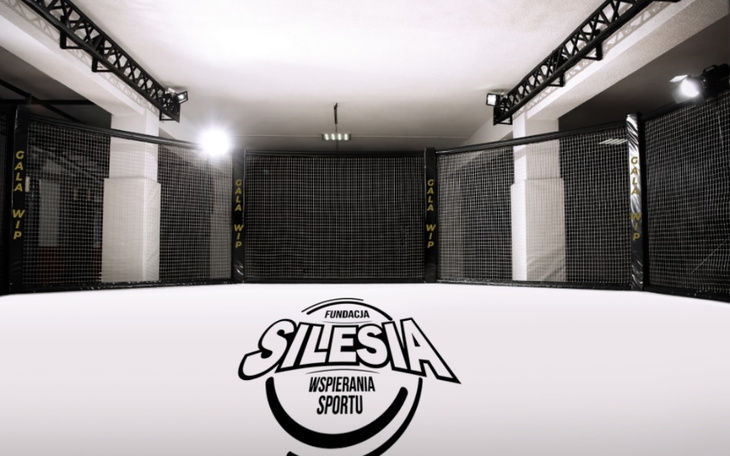 Miejsce do treningów sportów walki z logo Fundacji Silesia.