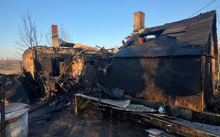 Zniszczony budynek po pożarze.