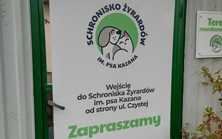 Wejście do schroniska dla zwierząt z informacjami.