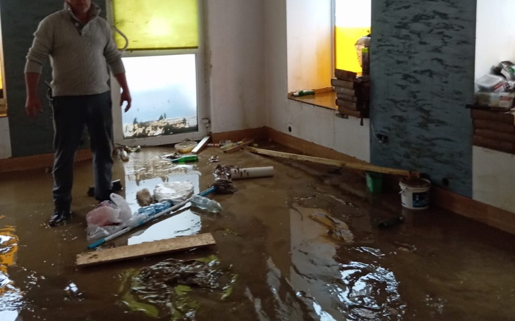 Zalane pomieszczenie z bałaganem po powodzi.