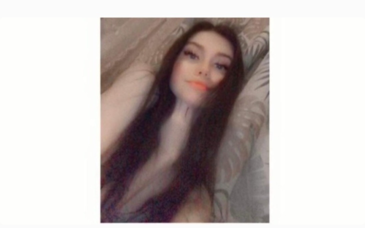 Rozmyta selfie dziewczyny z długimi włosami.