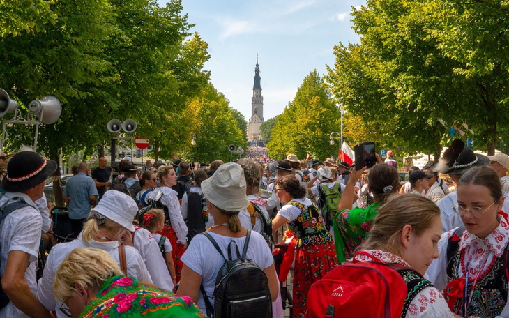 Tłum ludzi w tradycyjnych strojach na ulicy.