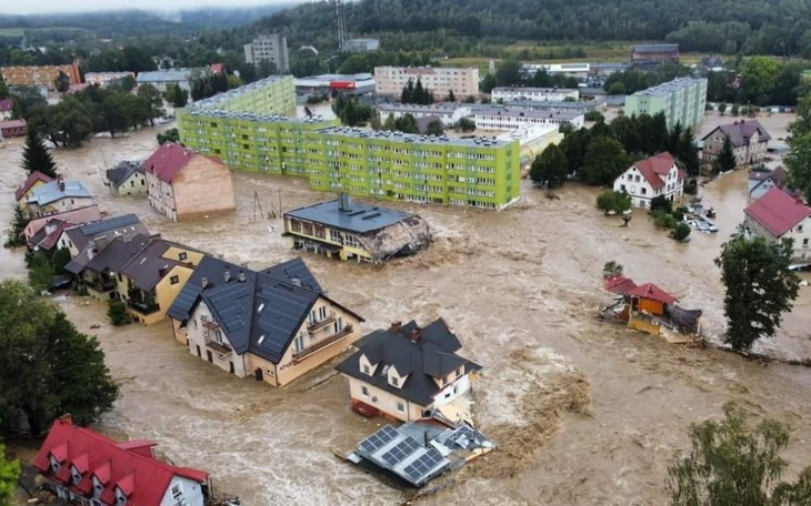 Widok z lotu ptaka na zalane miasto po powodzi.