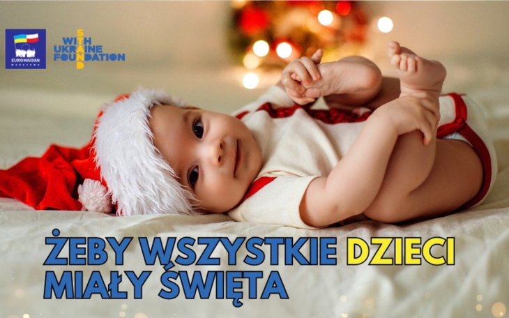 Małe dziecko w świątecznym stroju, leżące na podłodze.