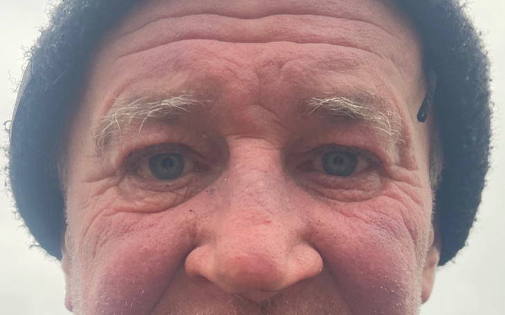 Zbliżenie na twarz starszego mężczyzny w czapce.