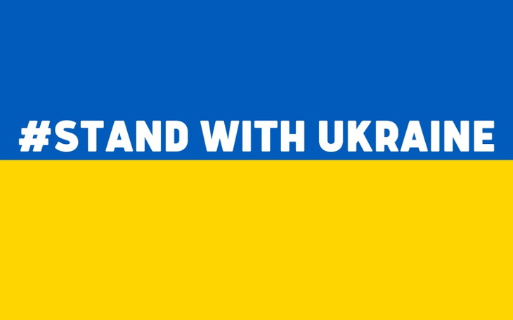 Flaga Ukrainy z hasłem #STANDWITHUKRAINE, wyrażająca solidarność.