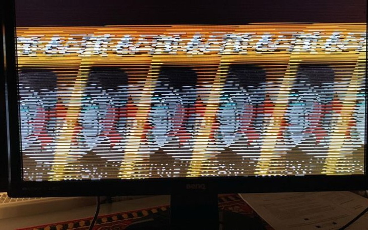 Zniekształcony obraz na monitorze, z widocznymi pasami.