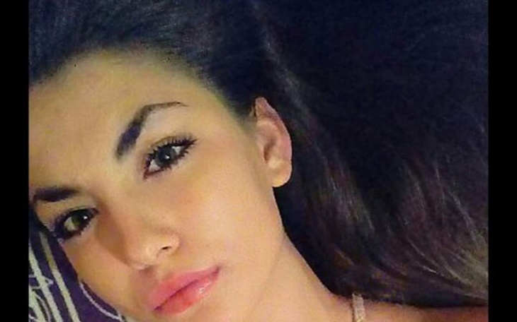 Portret kobiety leżącej na łóżku, z wyrazem spokoju.