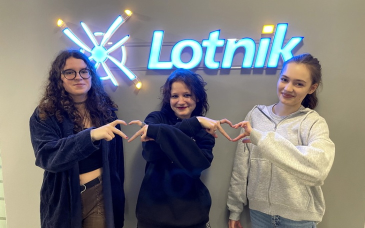 Trzy dziewczyny tworzące serca z rąk, w przyjaznej atmosferze.