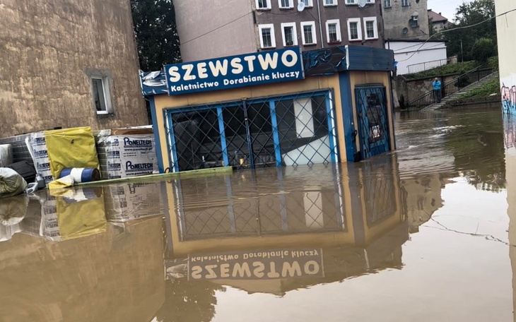 Zalany budynek z napisem 'Szewstwo'.