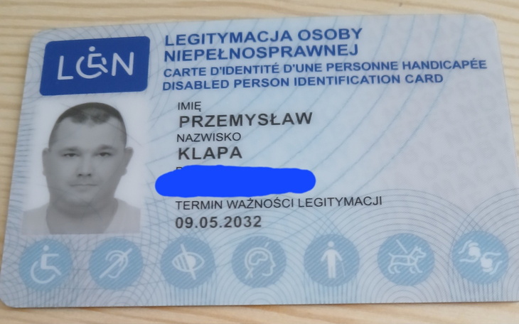 Legitymacja osoby niepełnosprawnej z danymi osobowymi.