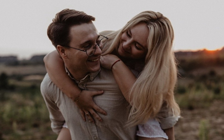 Para cieszy się wspólnym czasem na świeżym powietrzu.