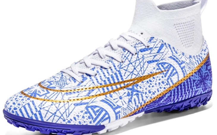 Kolorowe buty sportowe na białym tle.