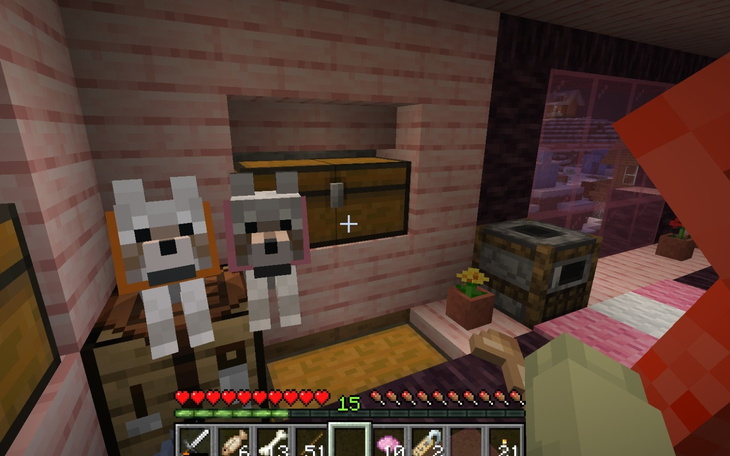 Dziewczyna w czerwonej koszulce siedząca na krześle.