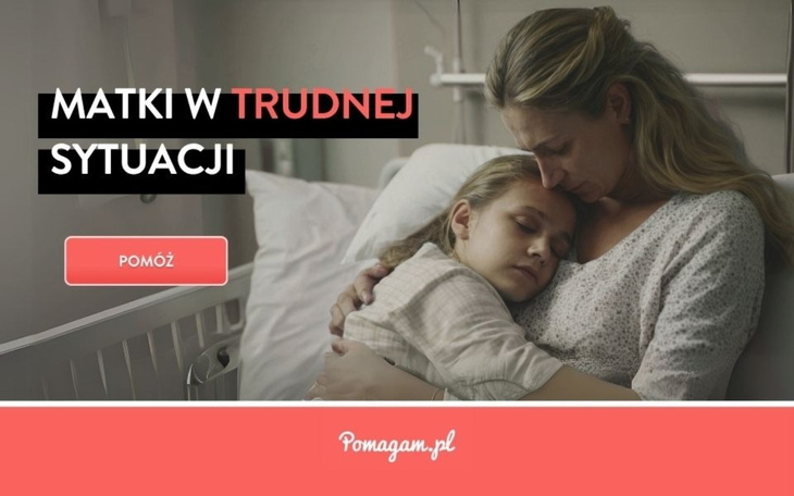 Matka przytulająca dziecko w szpitalnym łóżku.