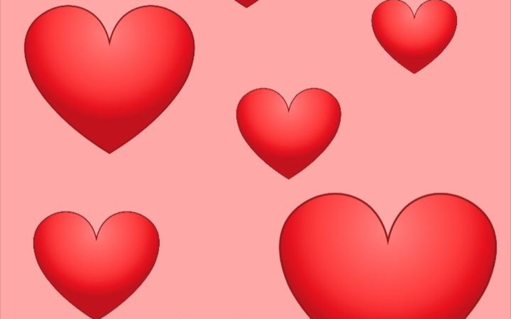 Wielokolorowe serca na różowym tle, symbolizujące miłość.