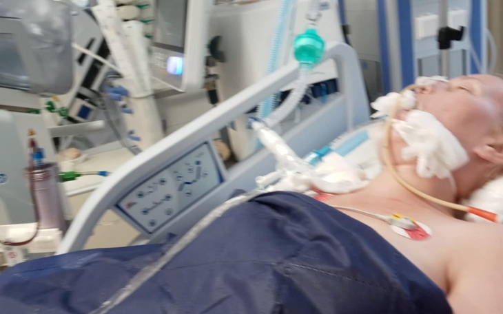 Osoba leżąca na oddziale intensywnej terapii.