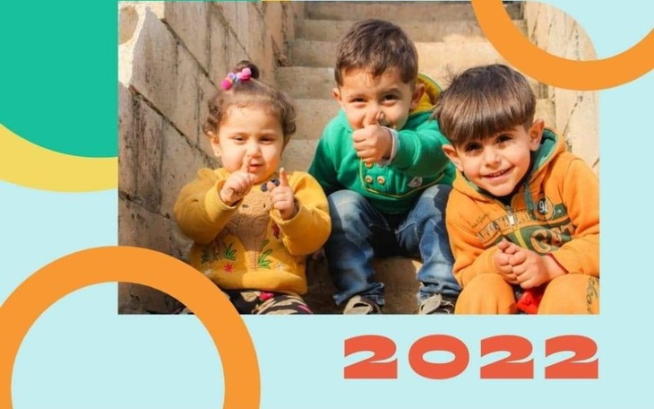 Trójka dzieci na schodach, uśmiechnięte i radosne.