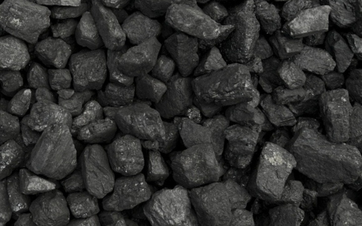 Zbliżenie na kawałki węgla, ukazujące ich teksturę i kolor.