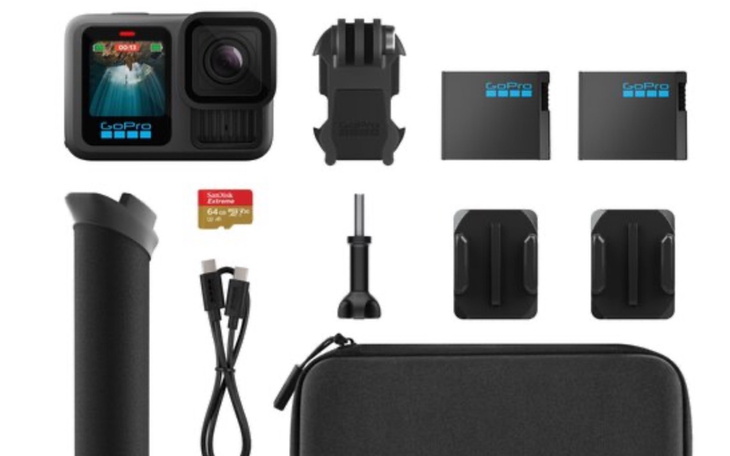 Zestaw akcesoriów do kamery GoPro na białym tle.